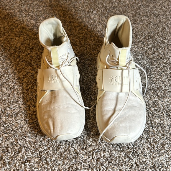 Puma Leather Hi
Rihanna Fenty - Picture 2 of 6